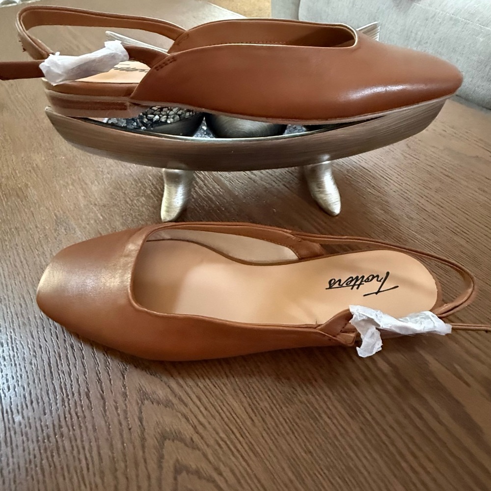 NWOT - Trotters Tan Slingback Loafers - Picture 4 of 5